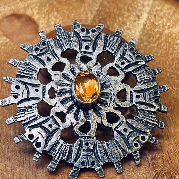 Vintage round Ecuador Incan Design 900 Silver Pendant/Pin - Picture 2 of 3